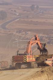 Image du Maroc Professionnelle de  Des engins de génie civil s'activent sur le chantier de l'autoroute A1: Sidi El Yamani - Asilah, Jeudi 25 Juillet 2002. (Photo / Abdeljalil Bounhar)